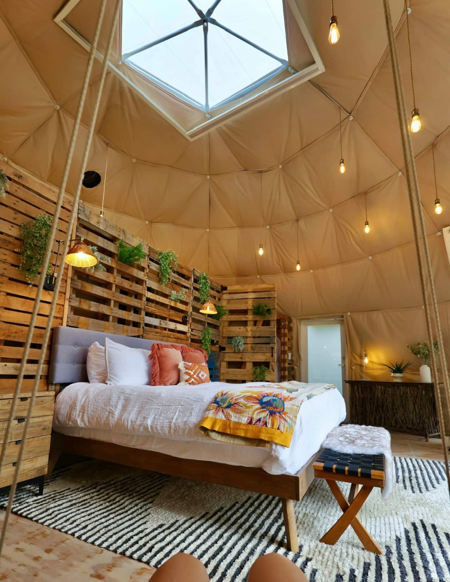 This Might Be the Coziest Texas Airbnb of the Season 4 577b2324 c1f9 4eea 80bc 71d9df2e88f8