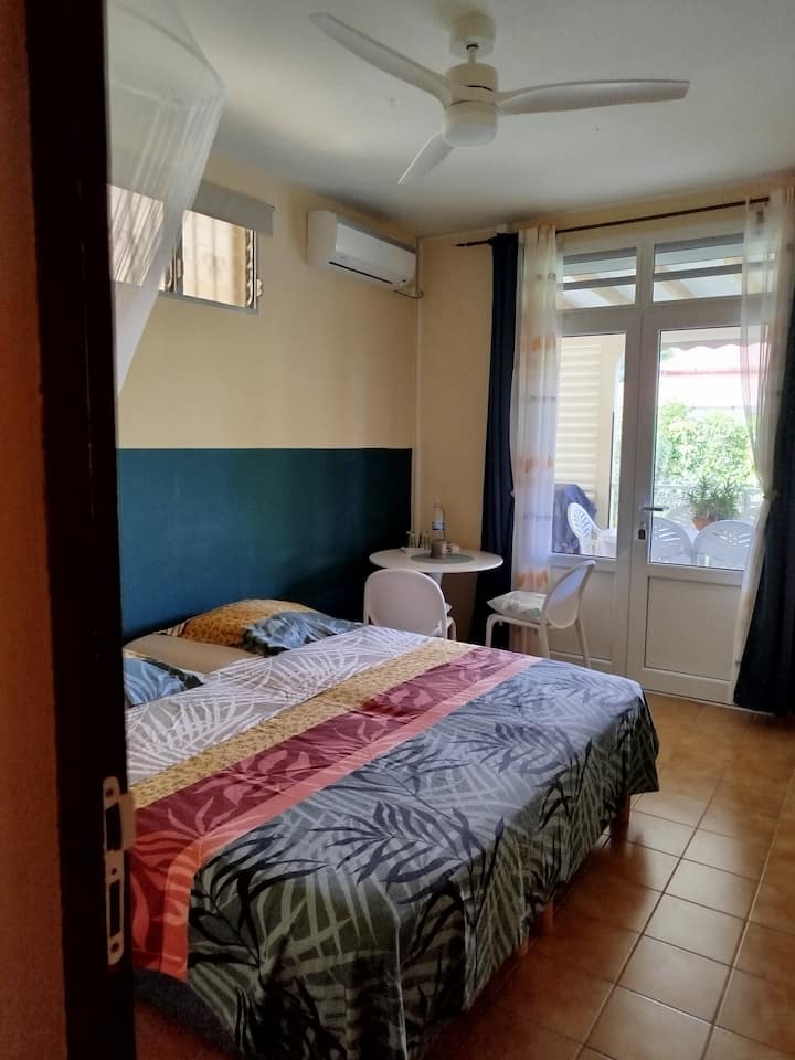 Dhomë gjumi me krevat dopio "king-size"
180/200 cm, e konvertueshme në dy krevate të vegjël 90/200 cm