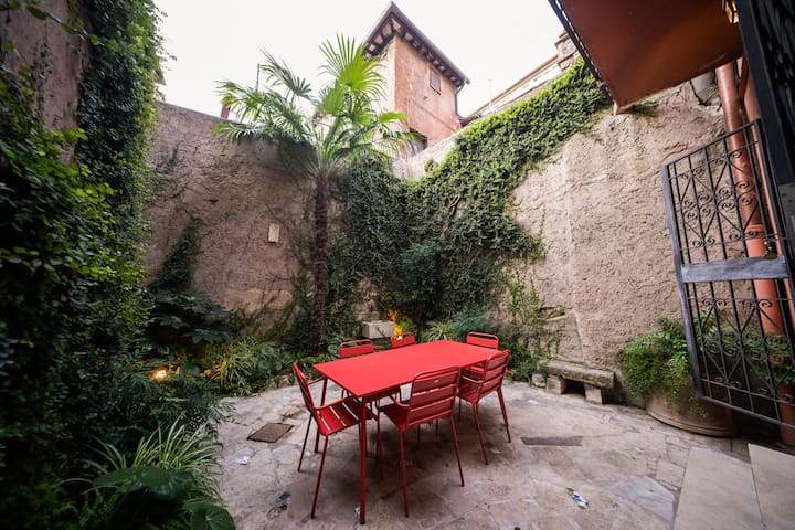 Quiet terrace and garden in Trastevere heart