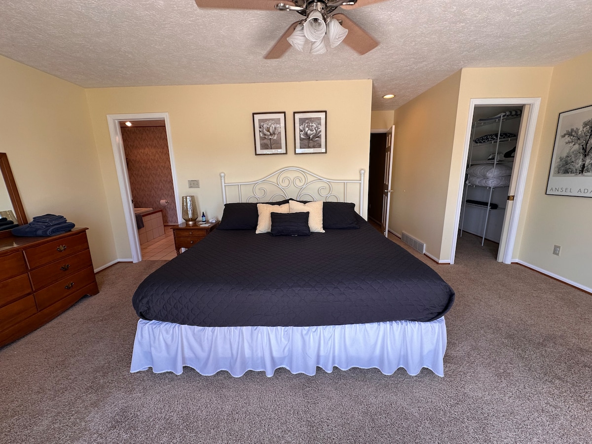 Hlavná spálňa s vlastnou kúpeľňou s vírivkou, prístupom na terasu, šatňou a neuveriteľným výhľadom. Pohľad z dverí terasy cez spálňu do vlastnej kúpeľne. Na komode budú pre vás pripravené veľké uteráky.