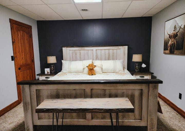 dormitorio con cama tamaño king en el sótano 