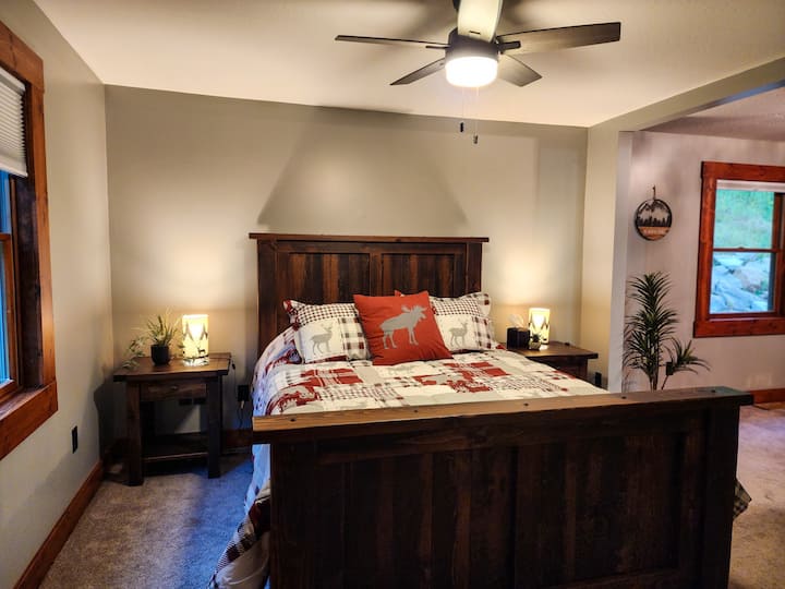 El dormitorio Queen en la planta principal tiene una sala de estar y un gran vestidor. 