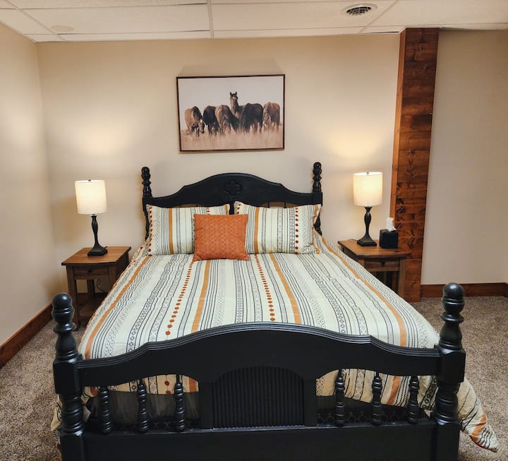 Dormitorio con cama tamaño queen en el sótano 