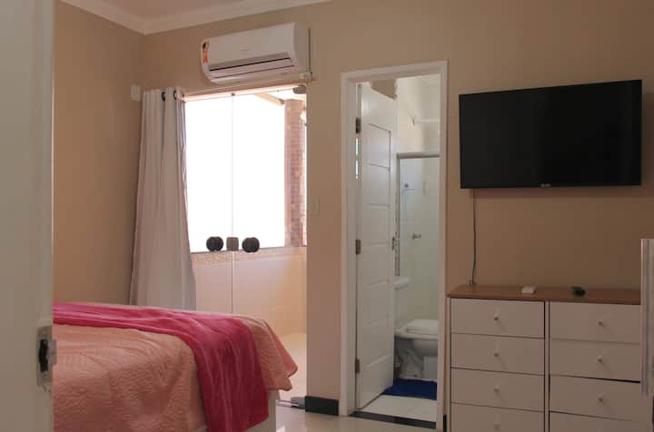 Ორადგილიანი საწოლი.
Კომფორტული ტელევიზორი, Wi-Fi, კონდიციონერი 