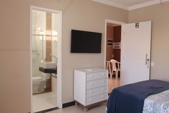 Კომოდი ტელევიზორით სააბაზანოს შესასვლელ საძინებელთან 02