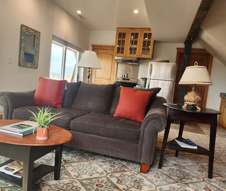 

Furahia kukodisha studio hii ya kujitegemea au kuingiliana na familia kwenye ghorofa ya juu kupitia tangazo la tovuti ya Airbnb (New Construction /Mountain view) inayofikiwa kwa ngazi. Au wasiliana na Amelia ili upate kiunganishi cha tangazo.