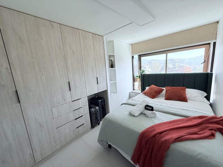 #5 Queen bed configuration.