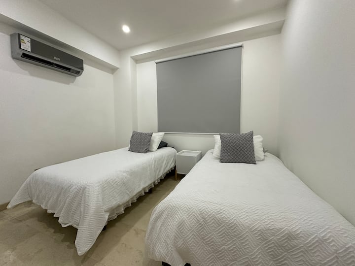 Dva kreveta za jednu osobu.