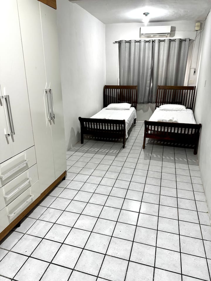 ¡La habitación 1 no es suite y se adapta! Podemos poner colchones individuales para satisfacer las necesidades de los huéspedes. Tiene aire acondicionado, dos camas individuales en madera dura y un armario muy grande (ideal para aquellos que pasarán muchos días).