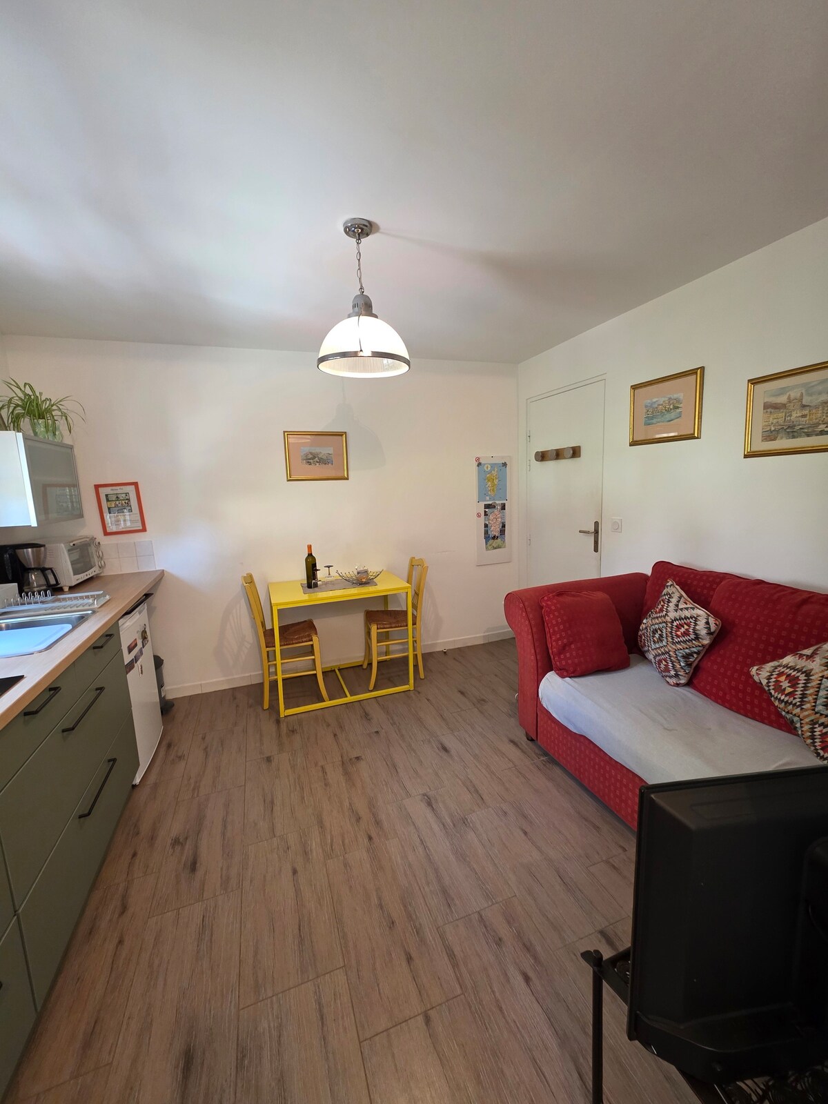 Top Airbnb: Cozy T2 in the center of St-Florent + parking à Saint Florent
