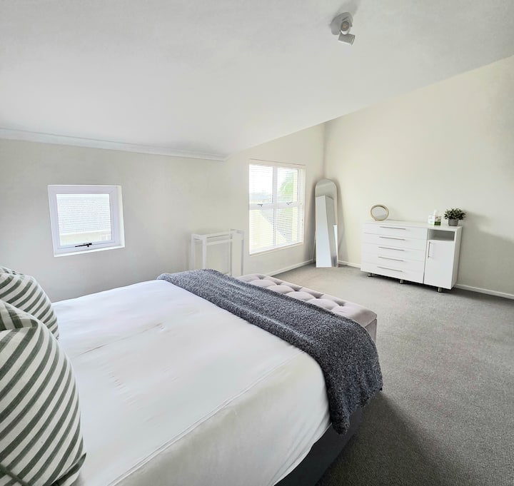 Დაისვენეთ ნათელ და ფართო საძინებელში, სადაც კომფორტული საწოლია. Მნიშვნელობა არ აქვს, შაბათ-კვირას აპირებთ თუ გრძელი ვადით სტუმრობას, თქვენ მოგეწონებათ უხვად ჩაშენებული კარადის სივრცე, რომელიც იდეალურია თქვენი ნივთების ორგანიზებულად და გამორჩეულად შესანარჩუნებლად.