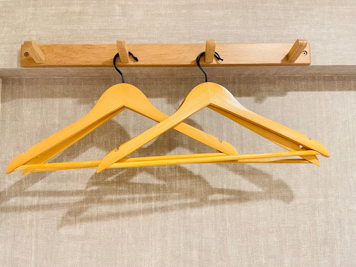 La habitación está cuidadosamente equipada con varios estantes de secado de madera maciza para que puedas colgar tu ropa y mantener tu ropa nivelada y ordenada en todo momento.Estas perchas satisfacen tus necesidades diarias, ya sea que necesites mantener la lavandería antes de salir de la casa, o si quieres pasar el rato y secar tu ropa.La madera maciza de alta calidad es fuerte y duradera, y el diseño de línea suave evita la deformación de la ropa, pero también agrega la calidez y comodidad de la habitación, para que puedas disfrutar de la comodidad y la intención del hogar durante tu estancia.