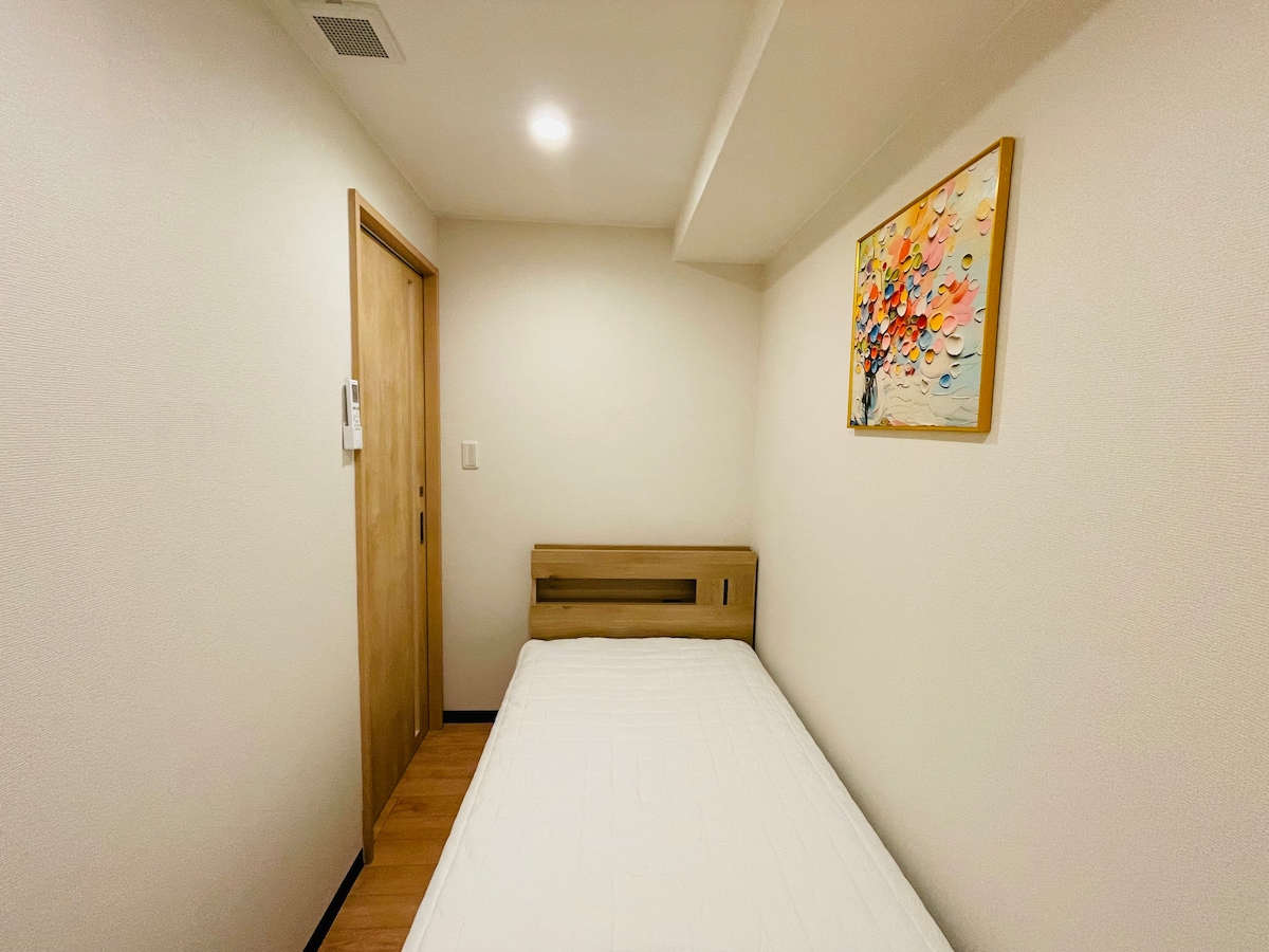 Esta es una habitación individual acogedora, perfecta para personas que viajan solas o de negocios.La habitación tiene una cama individual de 1 m de ancho con ropa de cama suave blanca limpia para un descanso seguro y cómodo.La habitación cuenta con elementos cálidos de madera e iluminación suave, complementada con una vibrante pintura decorativa en la pared, que agrega un toque de calidez y vitalidad.Aquí, puedes alejarte del ajetreo, relajarte, disfrutar de un tiempo tranquilo a solas y recuperar tu energía y vitalidad durante tu viaje.