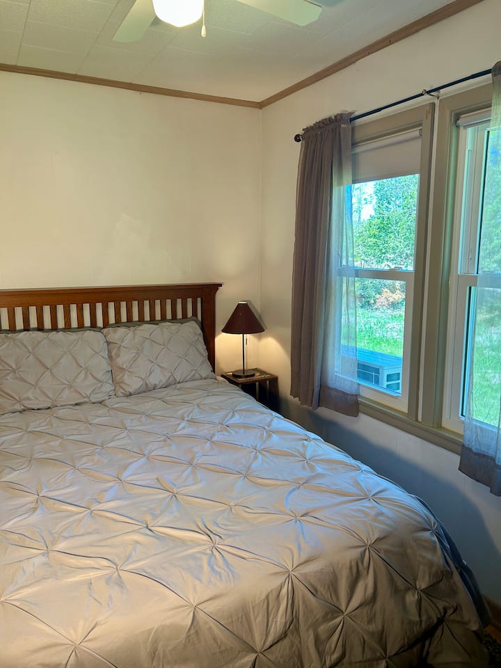 Cama tamaño queen, tocador y mesitas de noche con armario para colgar ropa