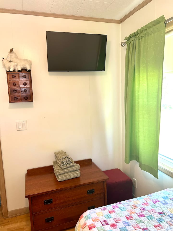 Televisor inteligente y ventilador de techo, además de calefactor adicional en los dormitorios.