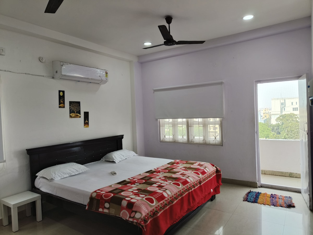 带阳台的空调卧室 