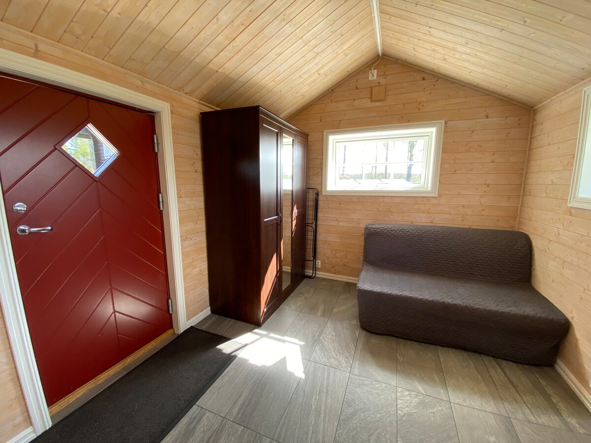 In het bijgebouw met badkamer is er een slaapkamer met slaapbank. 