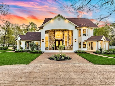 The LUX at West Event & Stay, Pool, Golf & Pickle