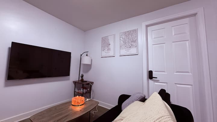 Udoban dnevni boravak sa zidnim TV-om ravnog ekrana savršenim za gledanje omiljenih emisija. Prostor uključuje udoban kauč koji se može pretvoriti u dodatni krevet, drveni stolić za kavu i meko osvjetljenje za opuštajuće večeri.