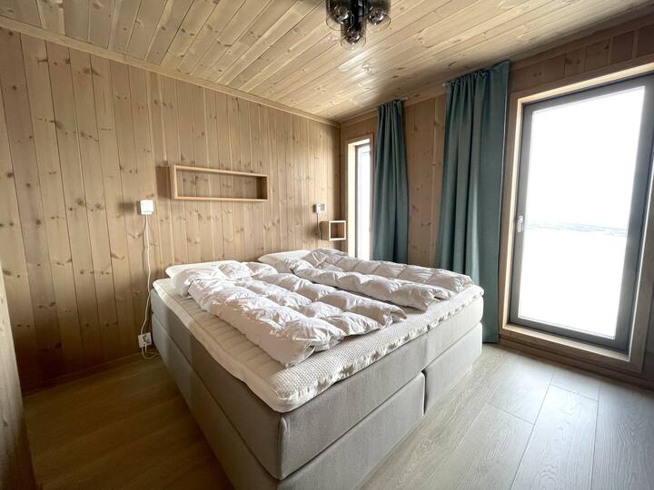 غرفة نوم رئيسية بسرير 180 سم. 