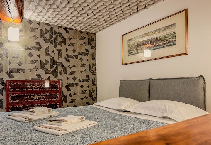 Novi veliki bračni krevet s madracem hotelske kvalitete i pamučnom posteljinom za dubok san. Ukrašeni zidovi i izložene grede daju karakter prostoriji: moderna udobnost i stil, savršeno za bijeg u Torino.