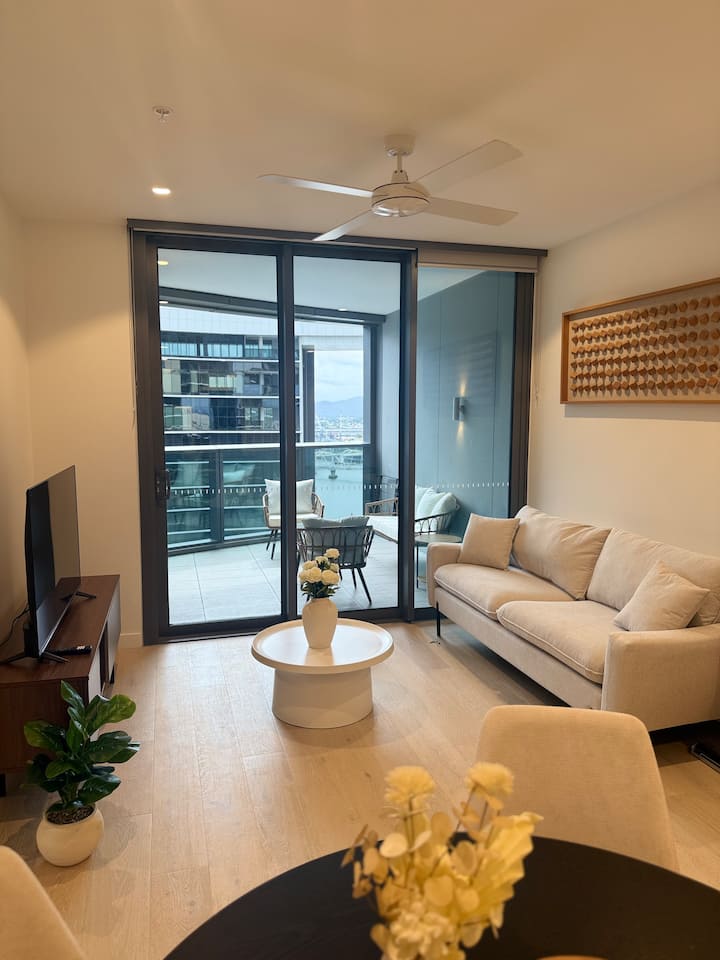Stunning 2b2b River View | Steps From Casino - Brisbane