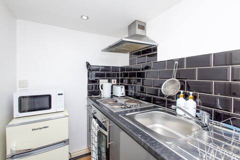 Successful Airbnb property: Cozy Flat 7mins to City Parking NO cleaning Fee in Harehills