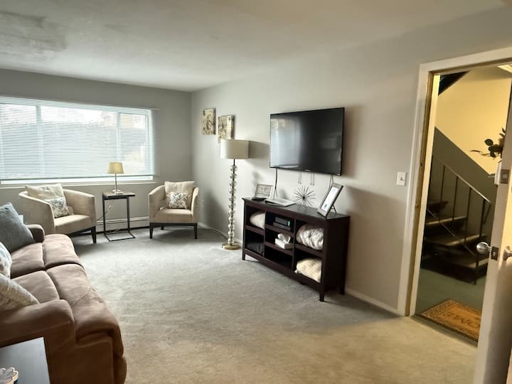 Cozy 2br Retreat – Minutes To Downtown Portsmouth - Portsmouth, NH