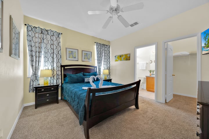 Dormitorio Queen con baño completo en suite (arriba)