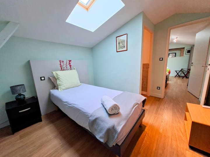 Единечен кревет 90 x 200
Обезбедена е постелнина