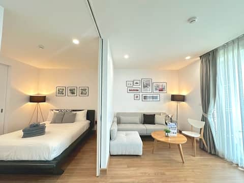 Stylish and Bright Room w/ View from the Balcony