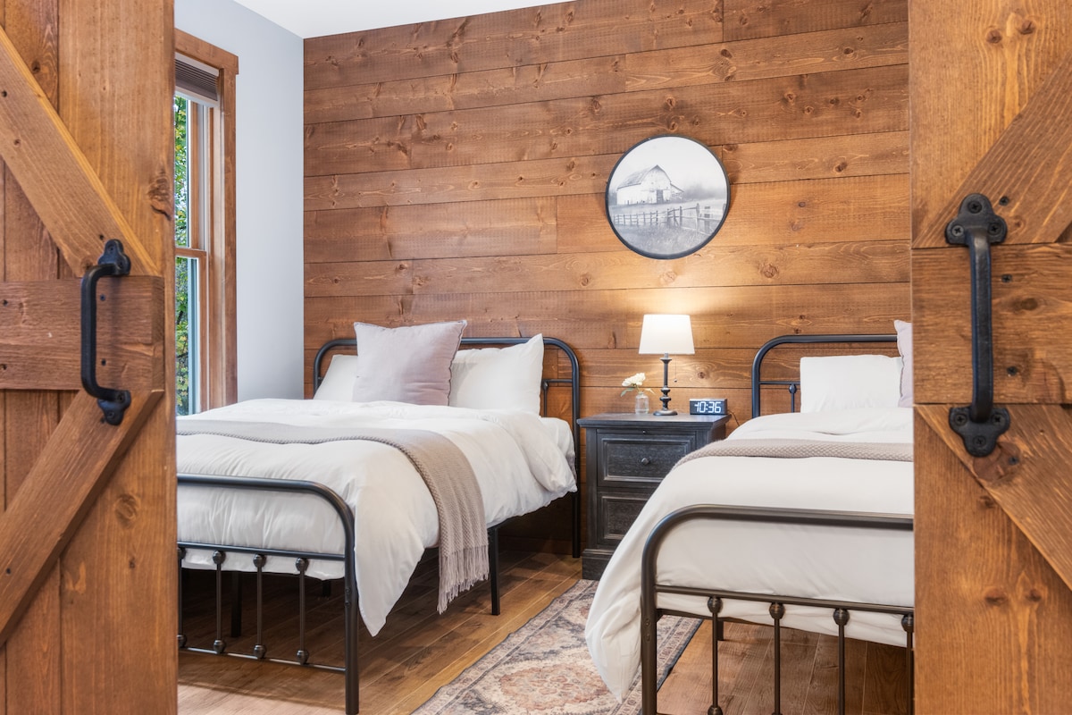 Chumba hiki kikuu cha Queen Double Bedroom kina mwonekano mzuri na mapambo mazuri! Pumzika vizuri chini ya duveti zenye starehe na juu ya magodoro ya kifahari.