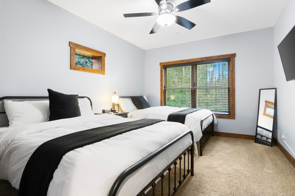 Chumba hiki cha chini cha Queen Double Bedroom kina mwonekano mzuri wa burudani ya nje, mandhari na Mto Betsie! Pumzika vizuri chini ya duveti zenye starehe na juu ya magodoro ya kifahari. Chumba hiki kiko karibu na bafu kamili la ghorofa ya chini. 