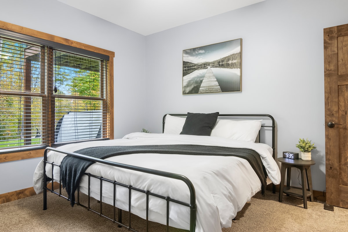 Uko hatua chache tu mbali na ukumbi wa sinema, chumba cha michezo na ukumbi wa mazoezi ukiamua kwamba hauko tayari kitandani! 