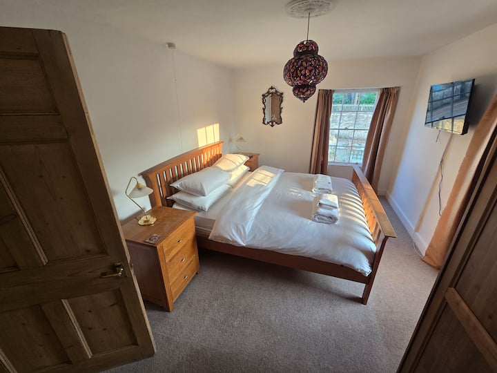 Пространа спална соба со брачен кревет (широк 150-179 см) и паметен телевизор