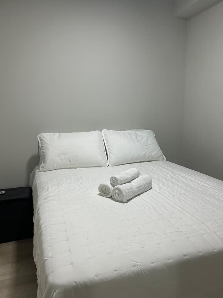 套房配有空调和一张双人床