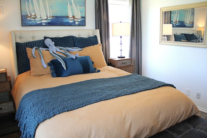 Двете спални соби имаат затемнети завеси, премиум постелнина и тавански вентилатор за вашето врвно искуство со спиењето