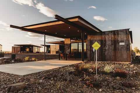 Designer luxe experience/hot tub/Desert oasis