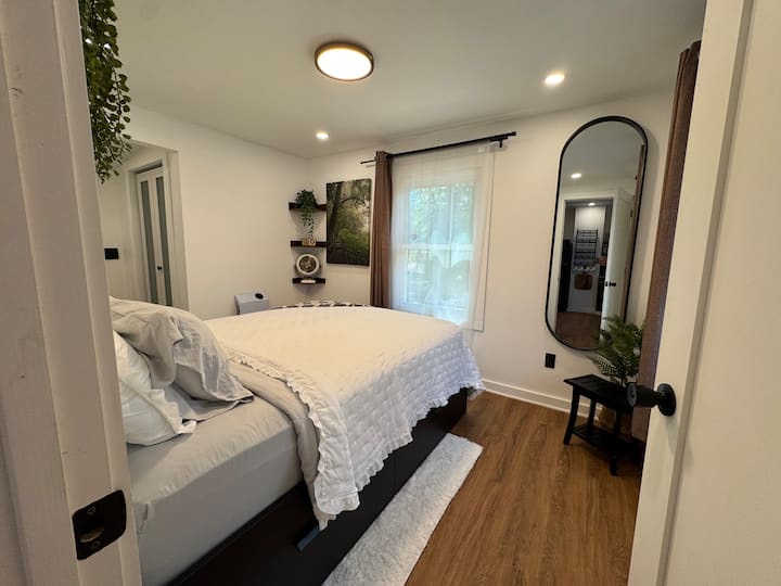 Inajumuisha chini ya droo za kuhifadhi kitanda, spika ya Bluetooth, kioo, kabati kubwa, mlango wa pembeni wa ua wa nyuma. 