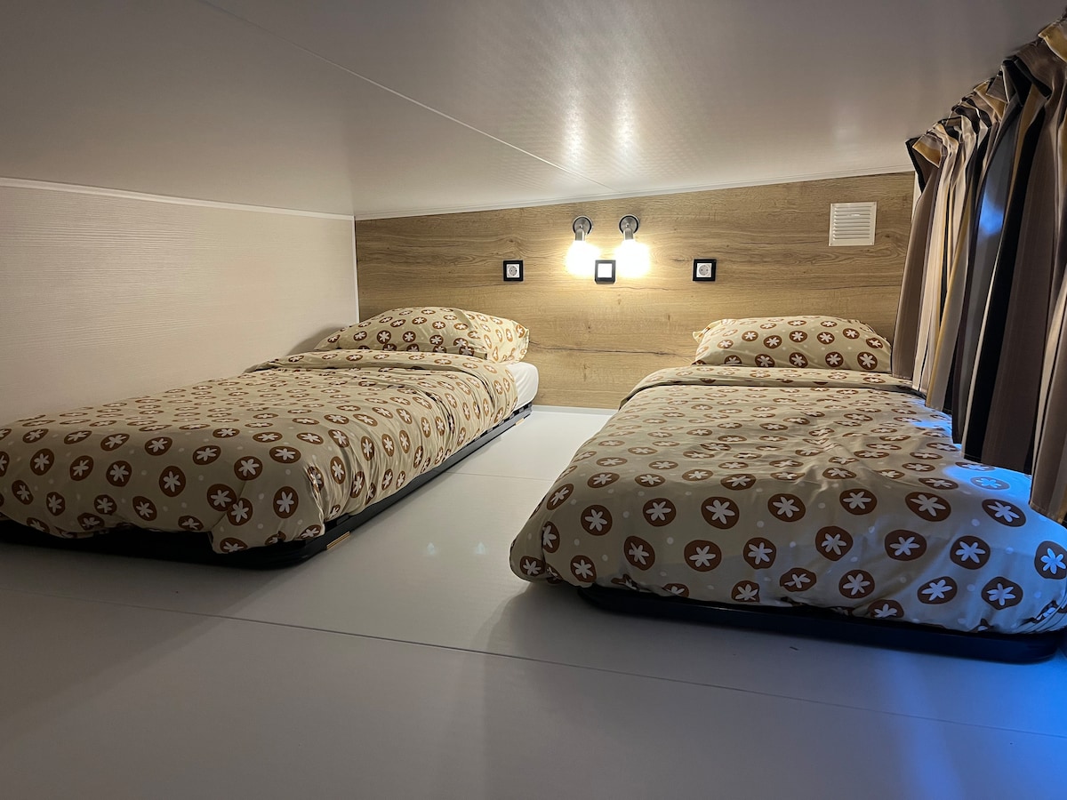 boven slapen op 2 separate bedden