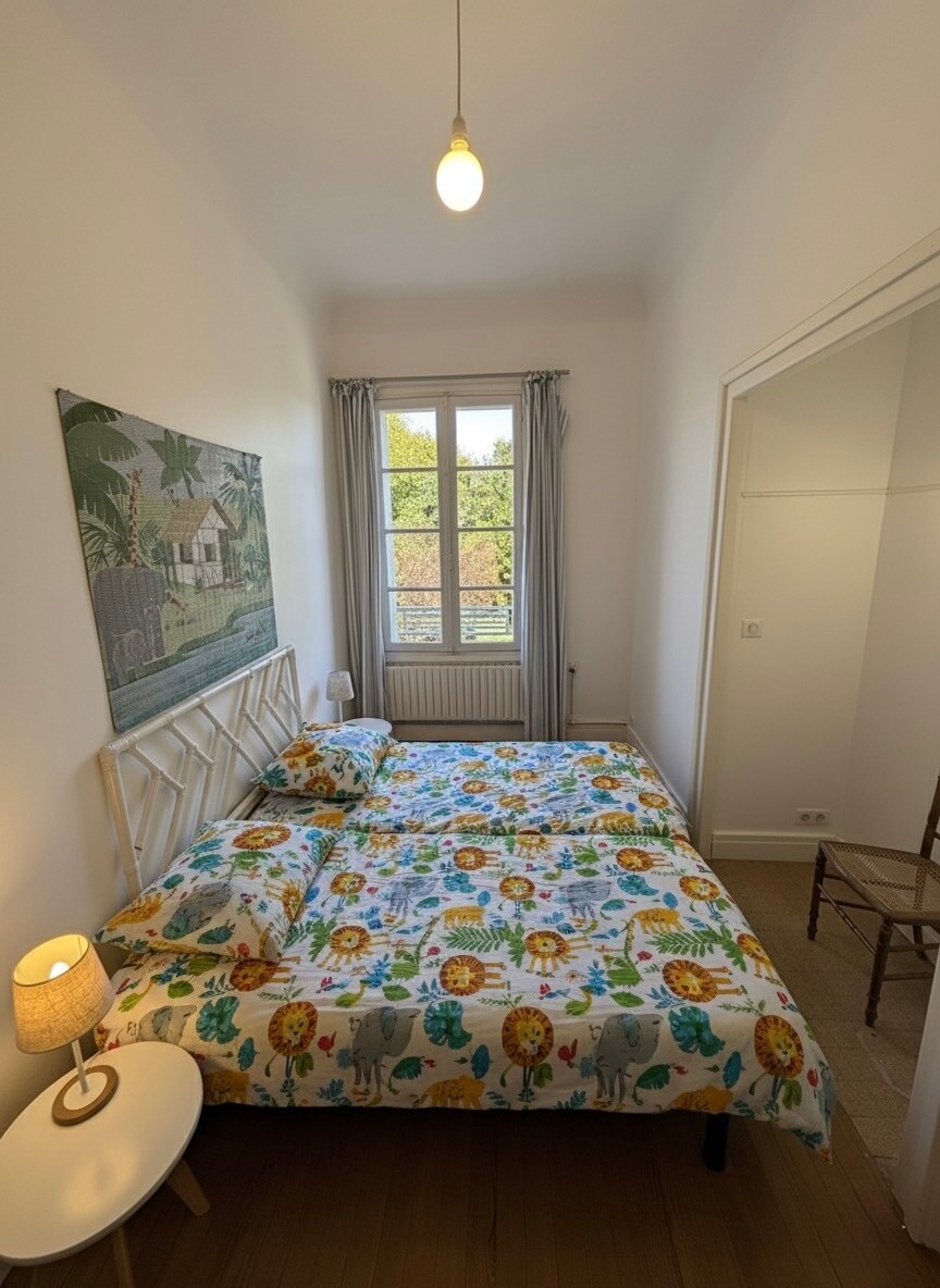 Спална соба на горниот кат со поглед кон градината во дворот. 
Имајте предвид дека оваа соба нема приватна бања. 