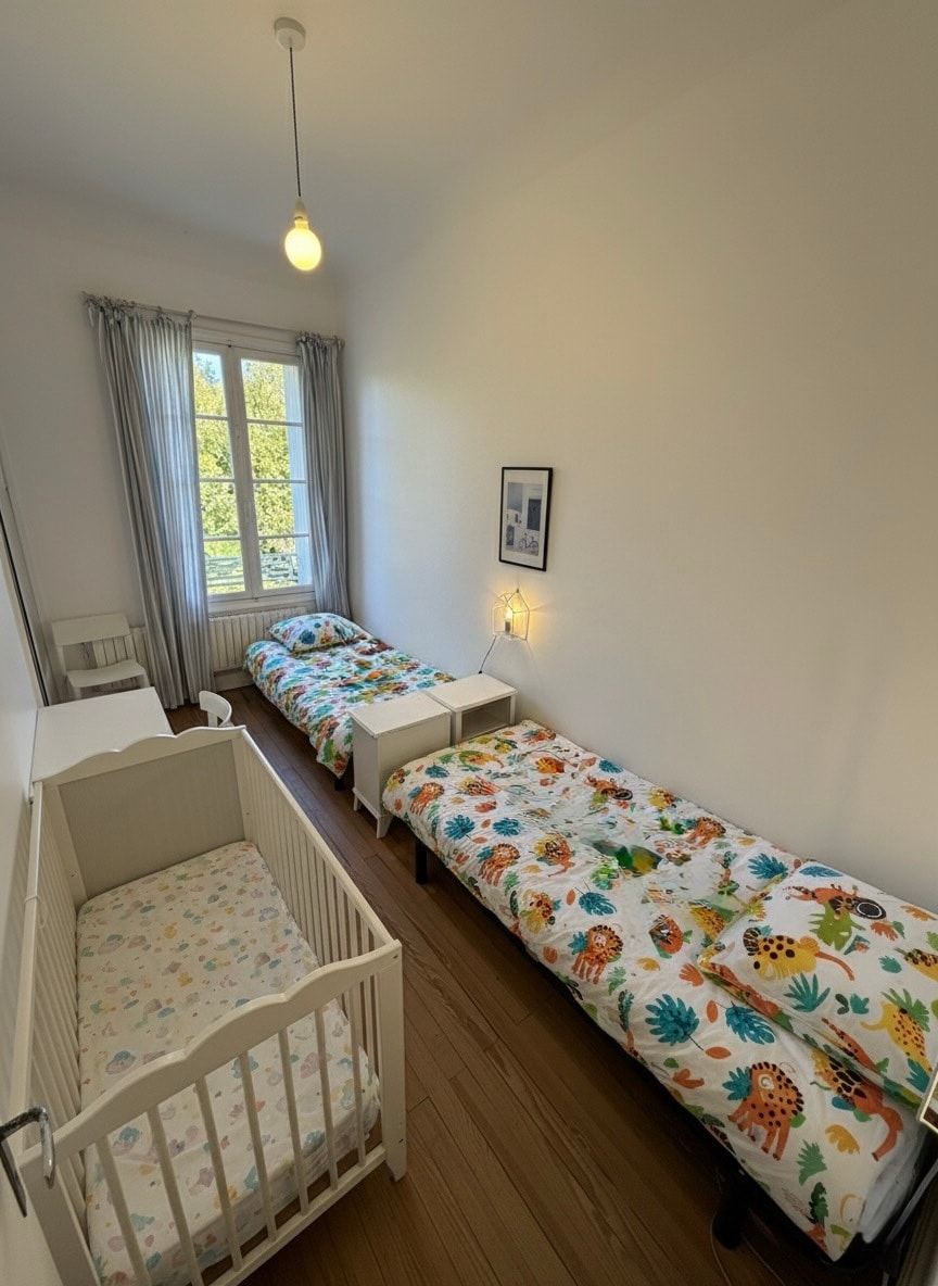 Спална соба на горниот кат со поглед кон градината во дворот.
Имајте предвид дека оваа соба нема приватна бања.