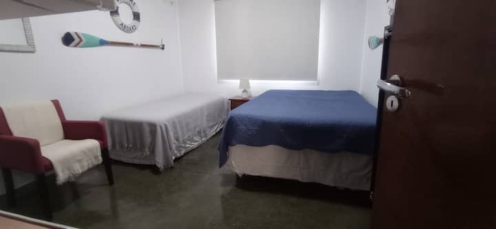 Spálňa na prvom poschodí s manželskou posteľou, jednolôžkom a šatníkovou skriňou.