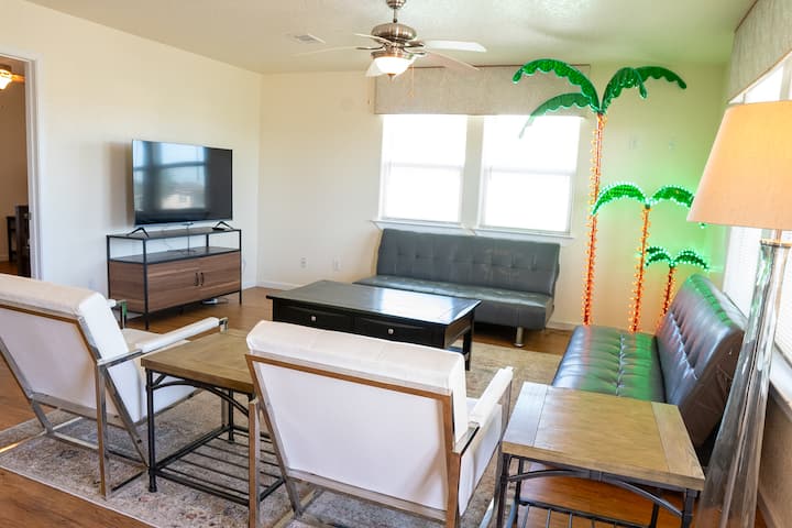 The Neon Palm | Walk To Beach | 4br/3ba - Surfside Beach, TX