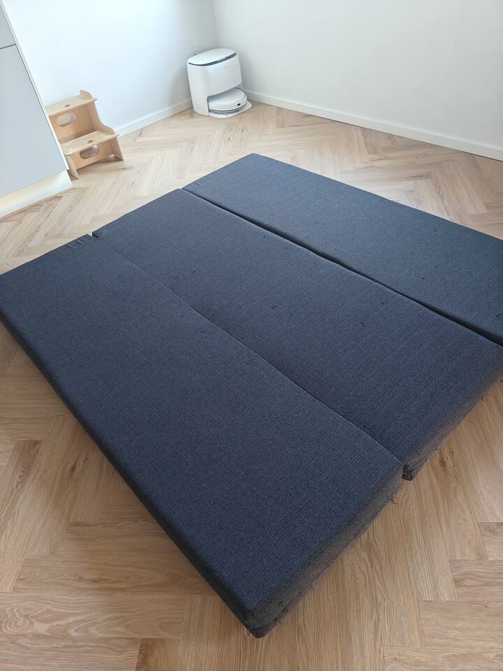 مرتبة ثلاثية كبيرة سميكة. مقاس 180 × 200 سم. يتم صنعها إذا كان الضيوف بحاجة إلى ذلك. هنا يمكن أن ينام شخصان بالغان وطفل صغير. 