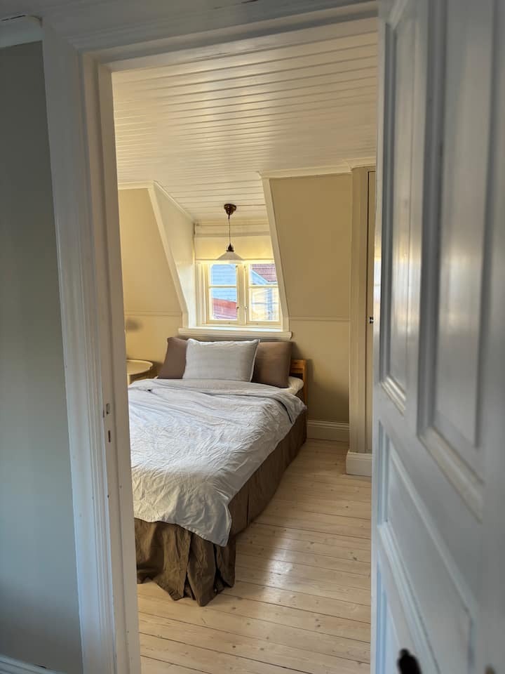 ประตูจากห้องนอนอื่นนำไปสู่ห้องนอนที่อบอุ่น