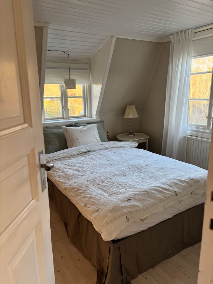 ห้องนอนขนาดเล็กพร้อมเตียงขนาด 120 ซม.