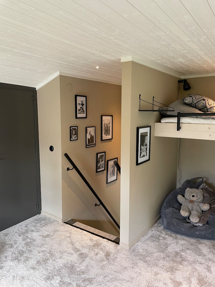 Loft para dormir con 3-6 camas en el piso superior en la cabaña principal. Televisión y juguetes para niños. Hay una puerta de seguridad para que se coloquen las escaleras si se alojan niños más pequeños.