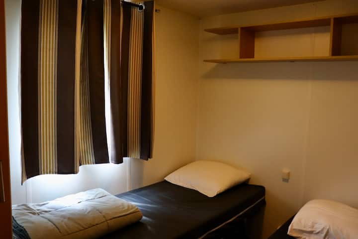 2 jednostruka kreveta koji se mogu spojiti u bračni krevet širine 160 cm (prostor s malo prometa) 