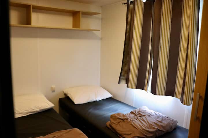 2 jednostruka kreveta koji se mogu spojiti u bračni krevet širine 160 cm (prostor s malo prometa) 